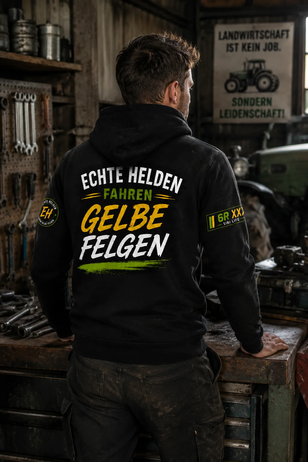 Feldheld mit Gelbe-Felgen-Hoodie in der Werkstatt